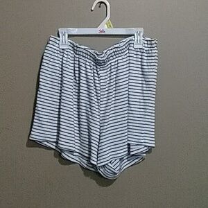 Layla shorts size large
